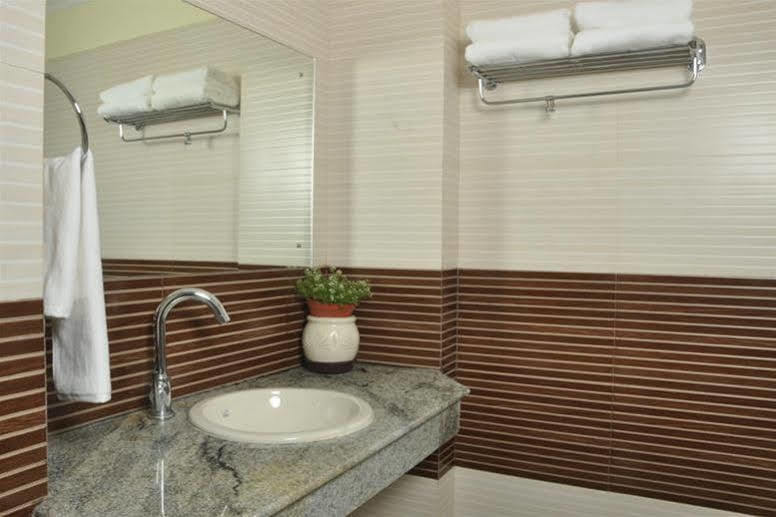 Moments Hotell Calcutta Exteriör bild