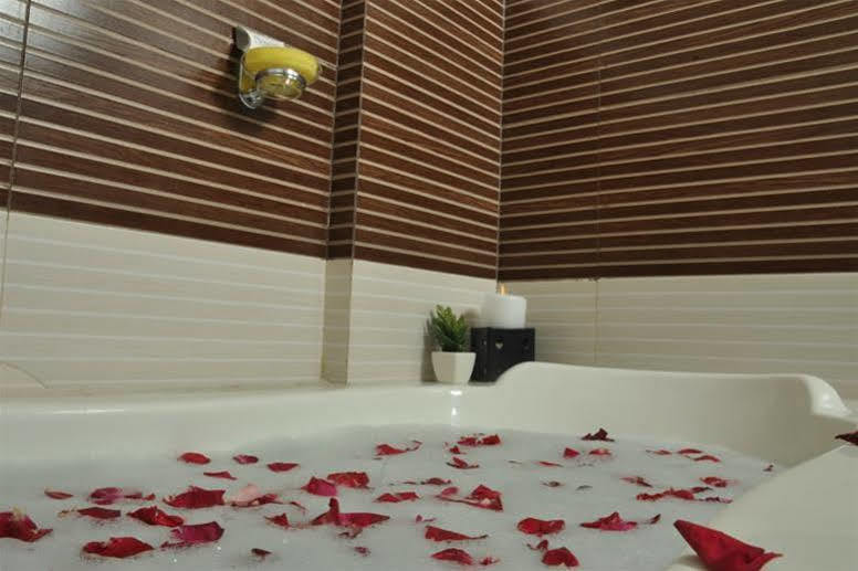 Moments Hotell Calcutta Exteriör bild